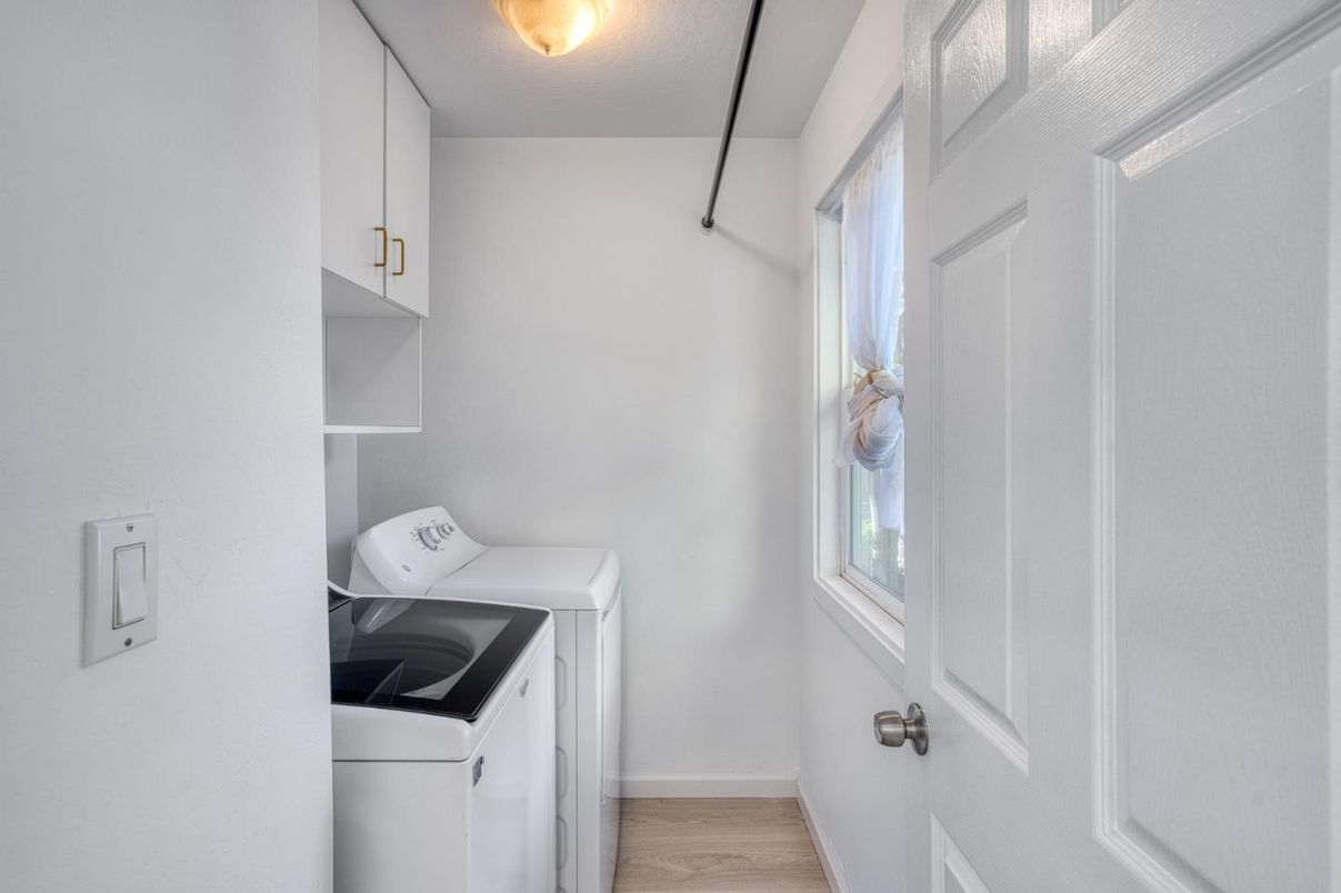 Interior, Washer, Wood Texture Flooring