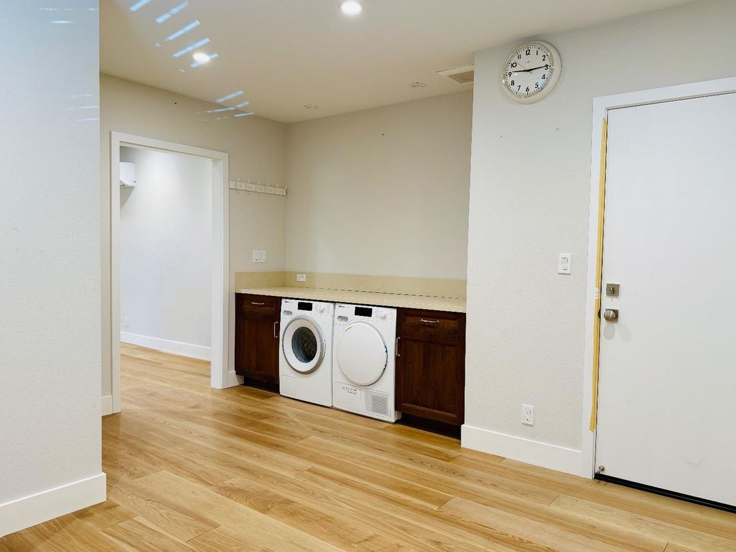 Interior, Recessed Lighting, Washer, Wood Texture Flooring