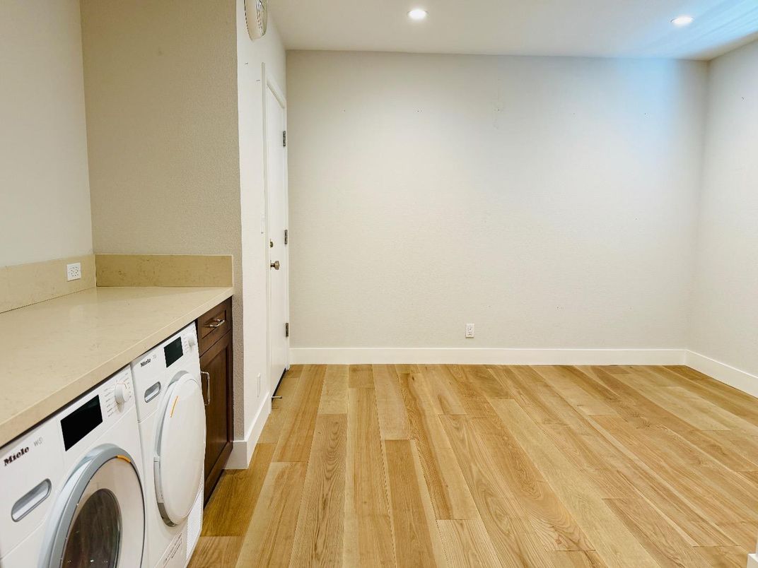 Interior, Recessed Lighting, Washer, Wood Texture Flooring
