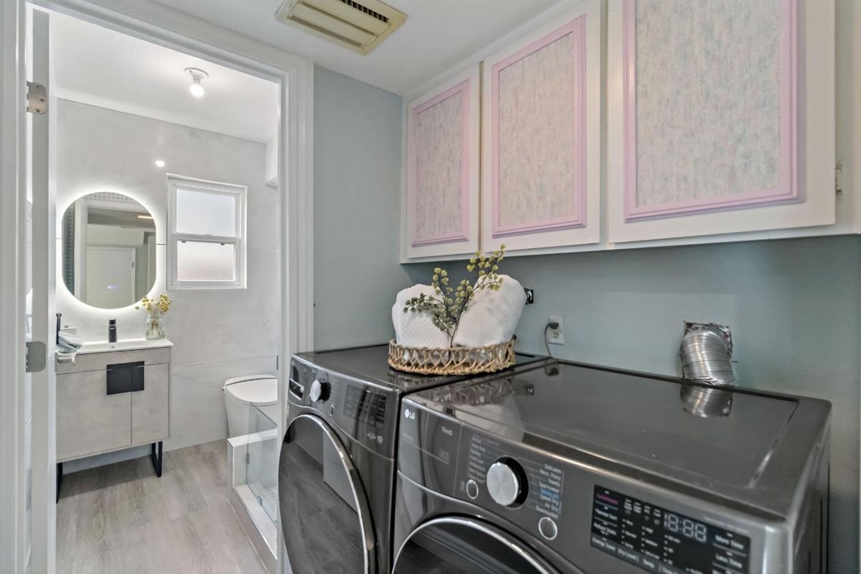 Interior, Washer, Wood Texture Flooring