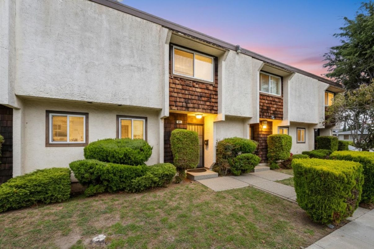 Exterior, Facade, Split Level