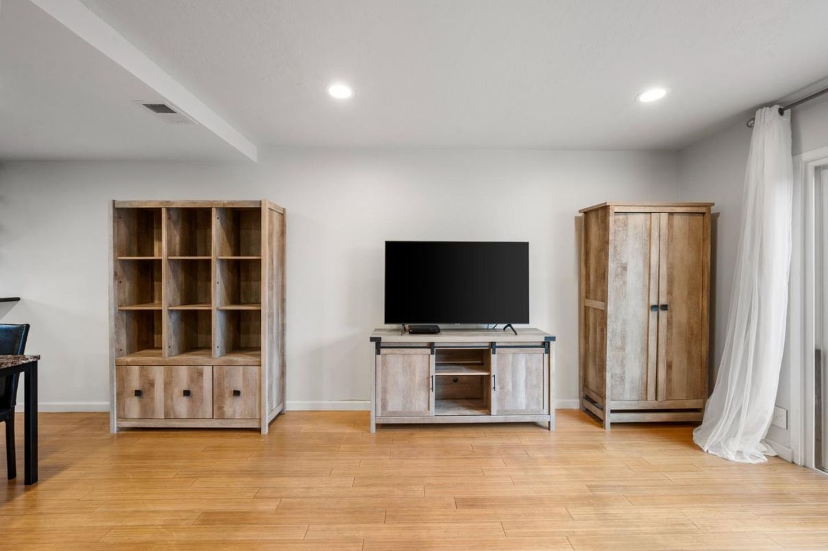 Interior, Recessed Lighting, Wood Texture Flooring