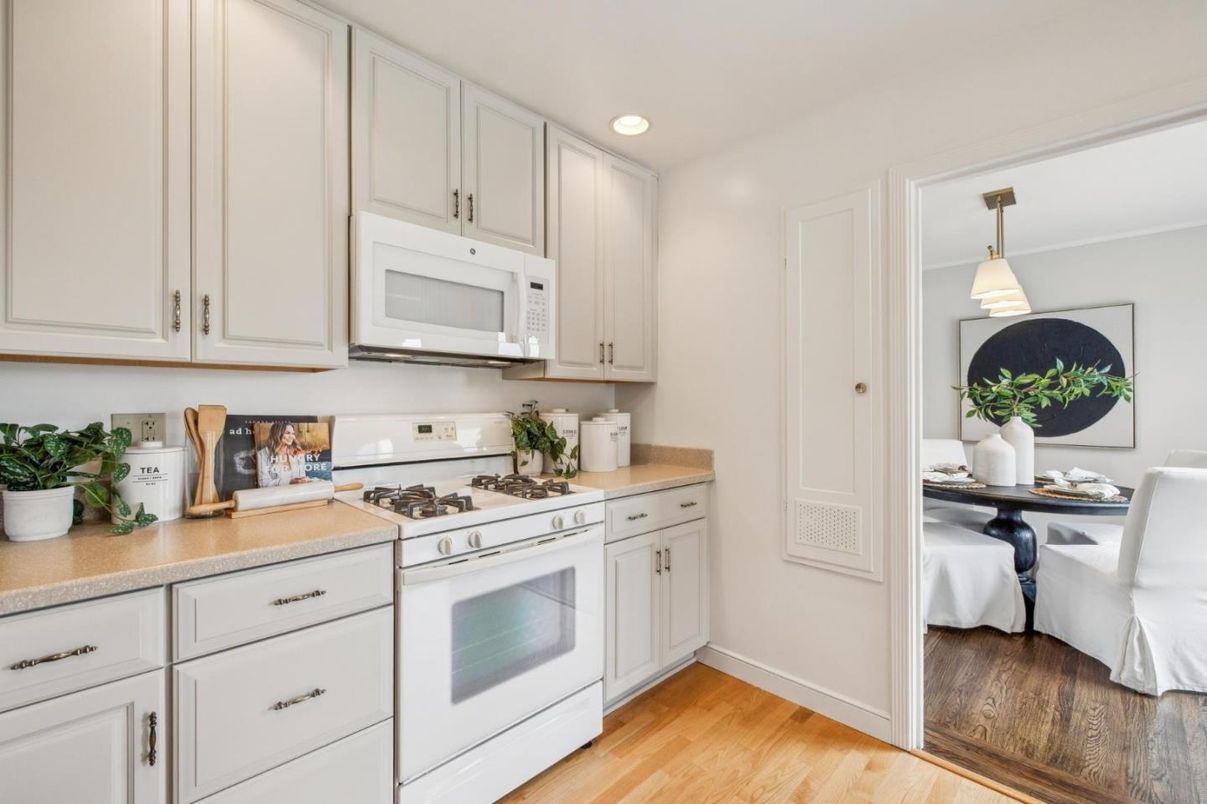 Dining room, Interior, Kitchen, Recessed Lighting, Wood Texture Flooring