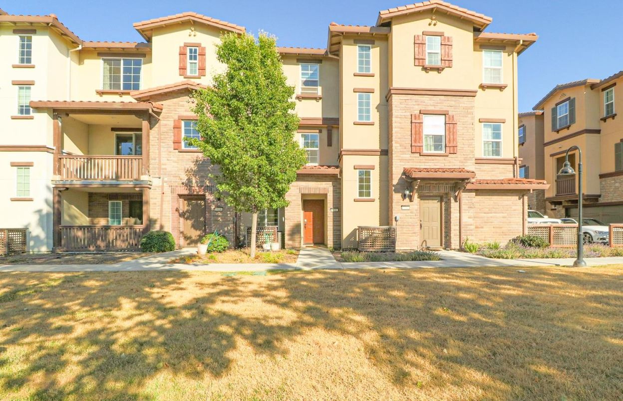 Exterior, Facade, Mediterranean