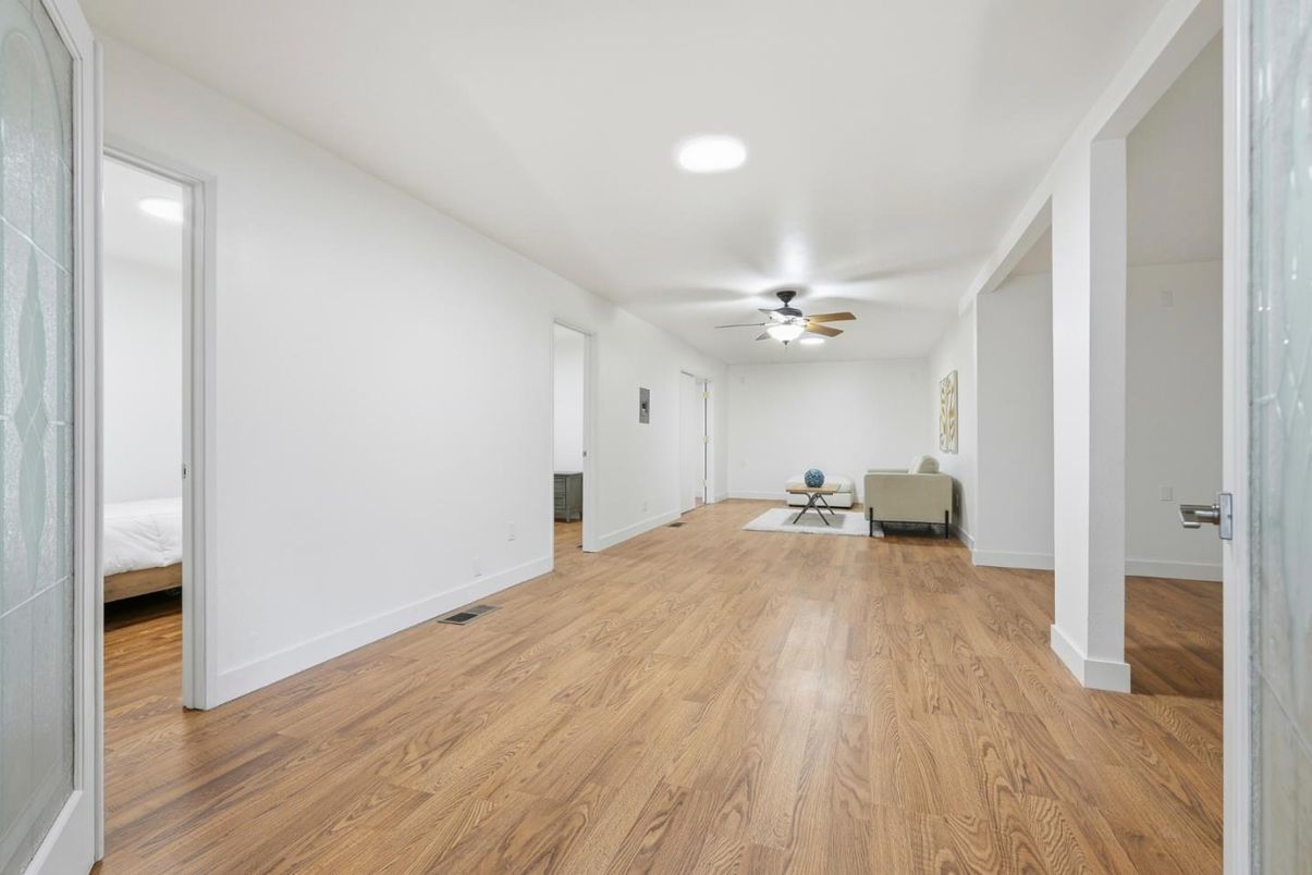 Interior, Recessed Lighting, Wood Texture Flooring