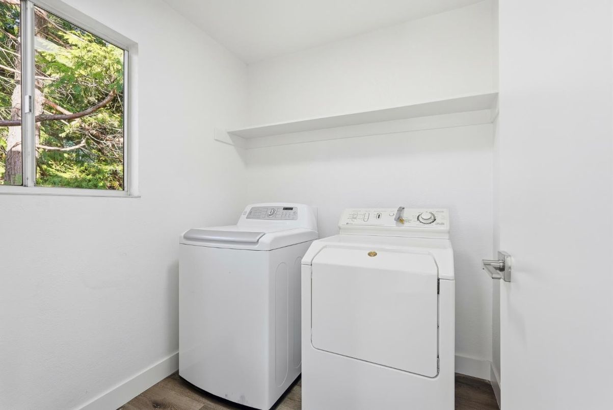 Interior, Utility Closets, Washer, Wood Texture Flooring