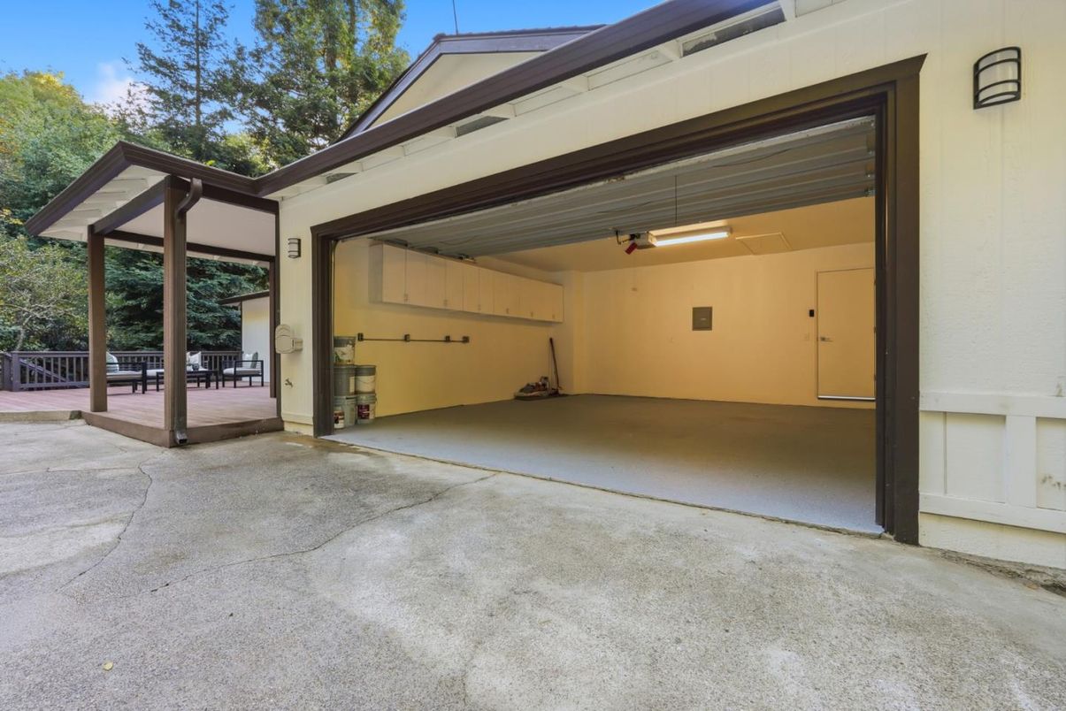 Exterior, Garage