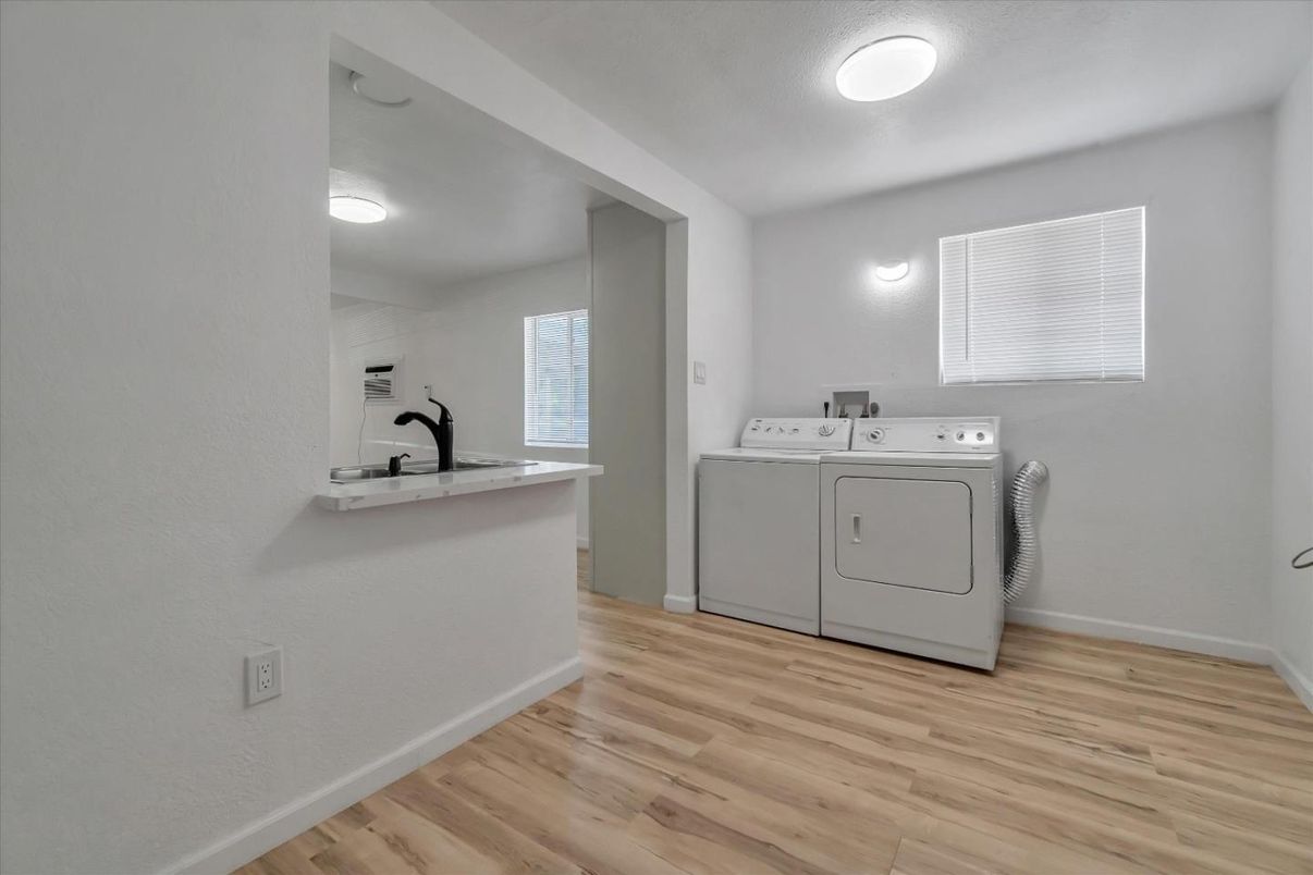 Interior, Washer, Wood Texture Flooring