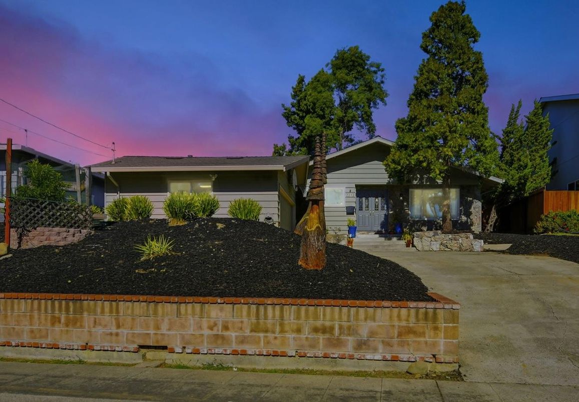 Attached, Exterior, Facade, Ranch