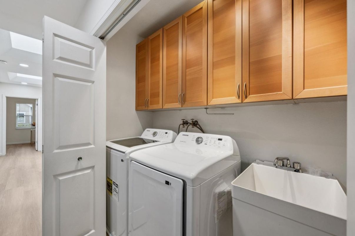 Interior, Recessed Lighting, Washer, Wood Texture Flooring