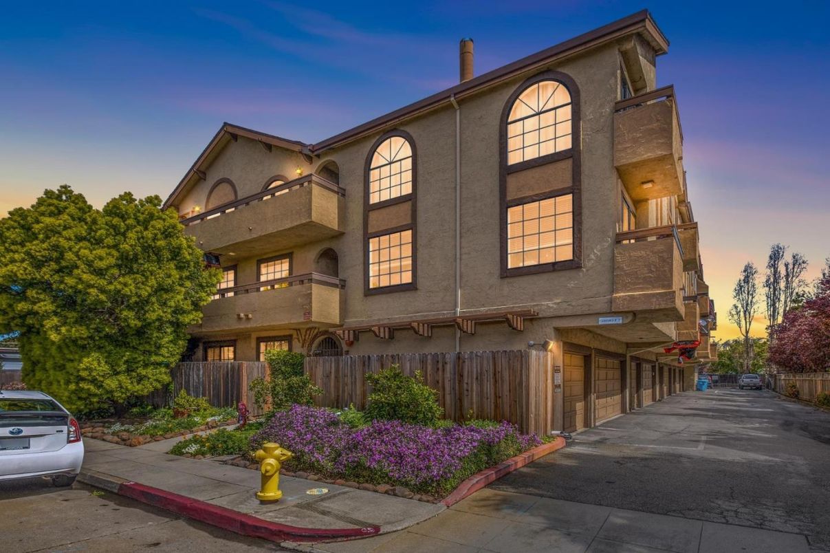 Exterior, Facade, Rowhouse