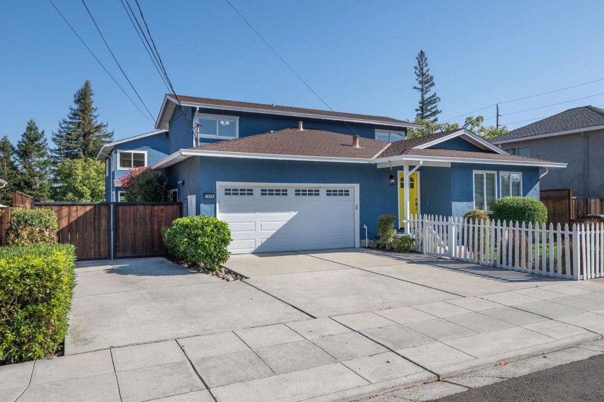 Attached, Exterior, Facade, American Craftsman