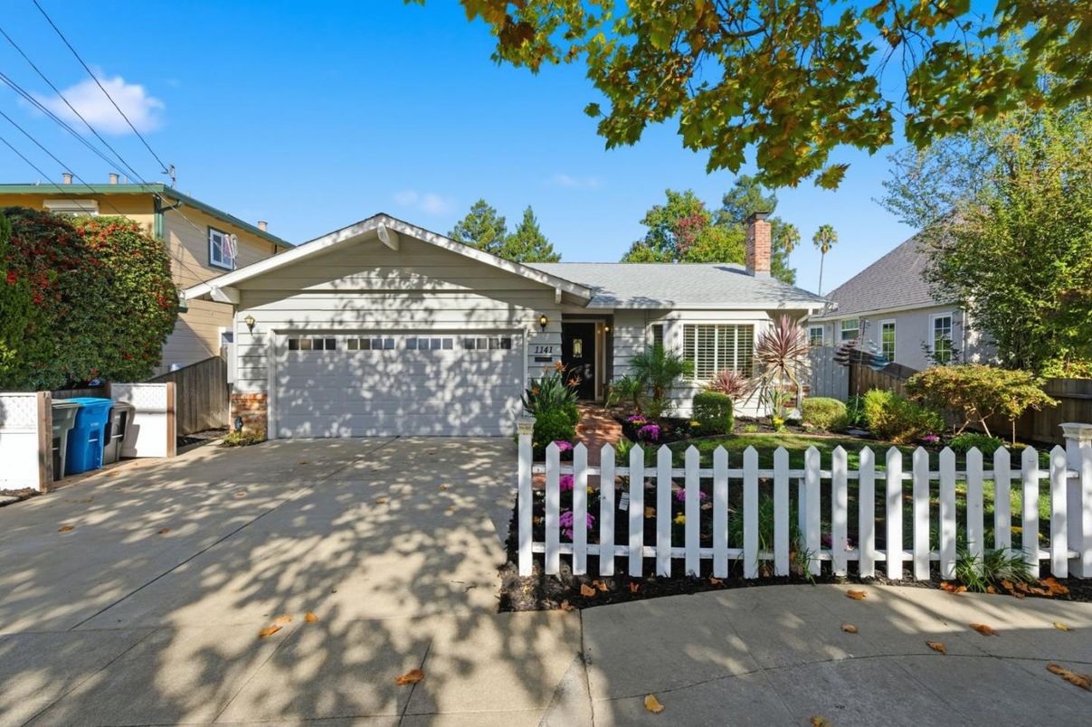 Attached, Exterior, Facade, Ranch