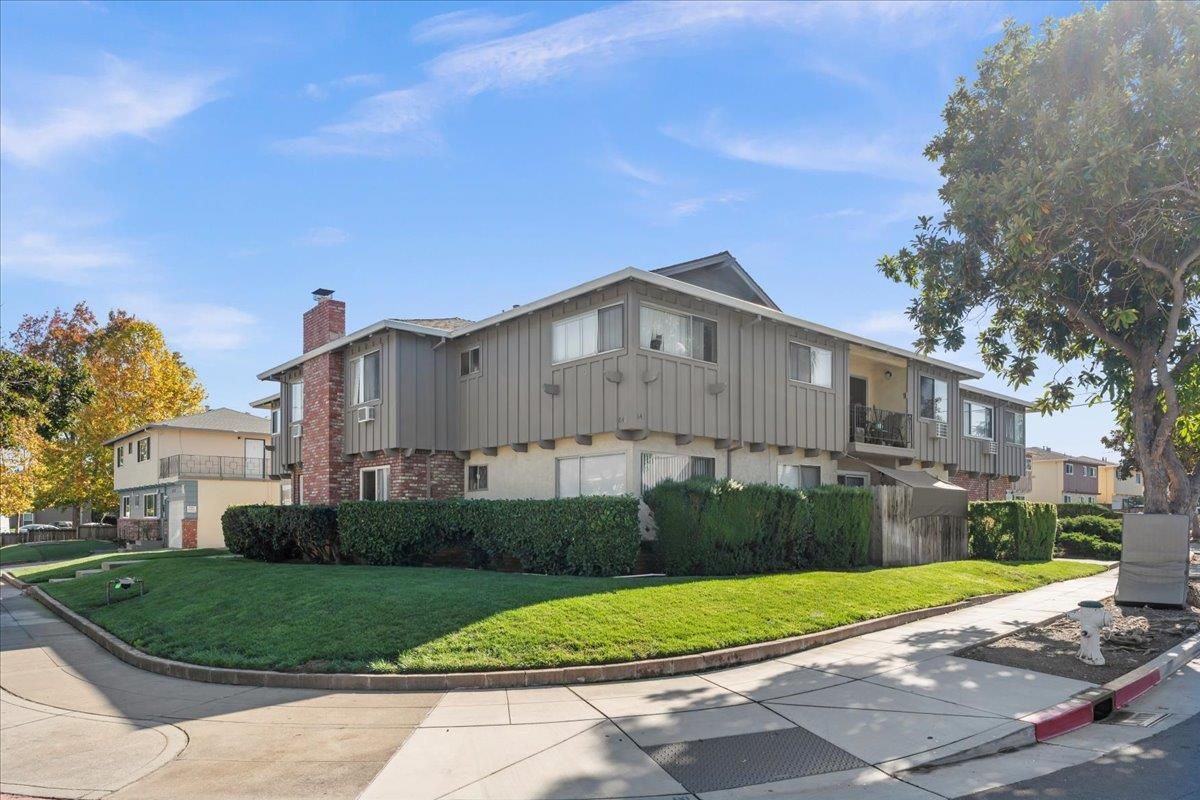 Exterior, Facade, Brick Facade, Split Level