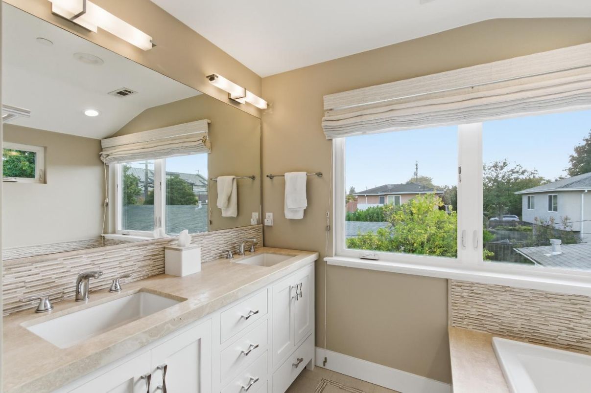 Bathroom, Dual Sink Vanities, Interior, Recessed Lighting, Water