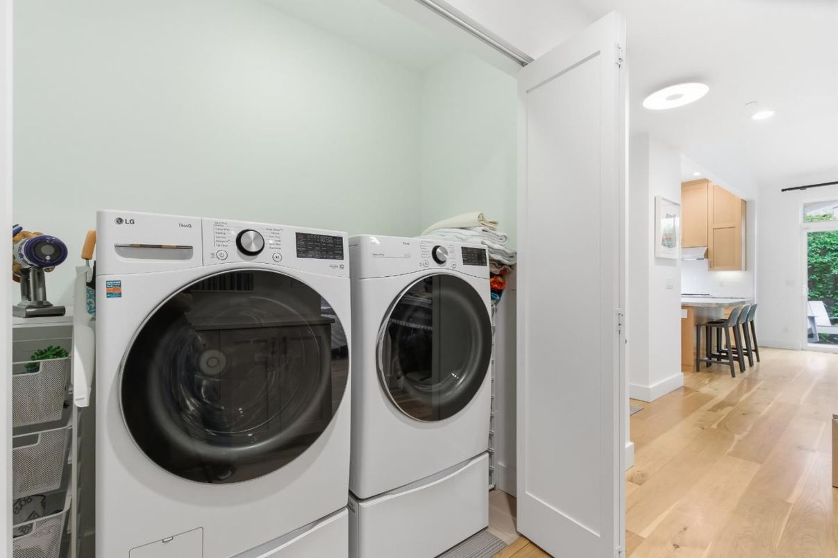 Interior, Recessed Lighting, Washer, Wood Texture Flooring