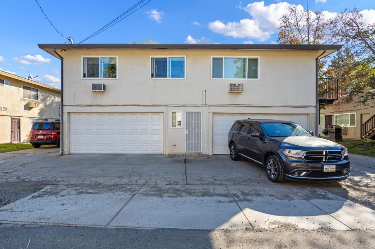 Attached, Exterior, Facade, Rowhouse