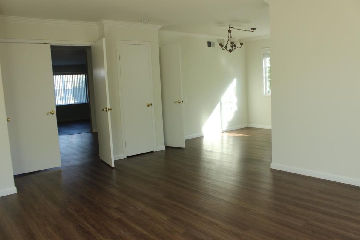 Chandelier, Empty room, Interior, Wood Texture Flooring