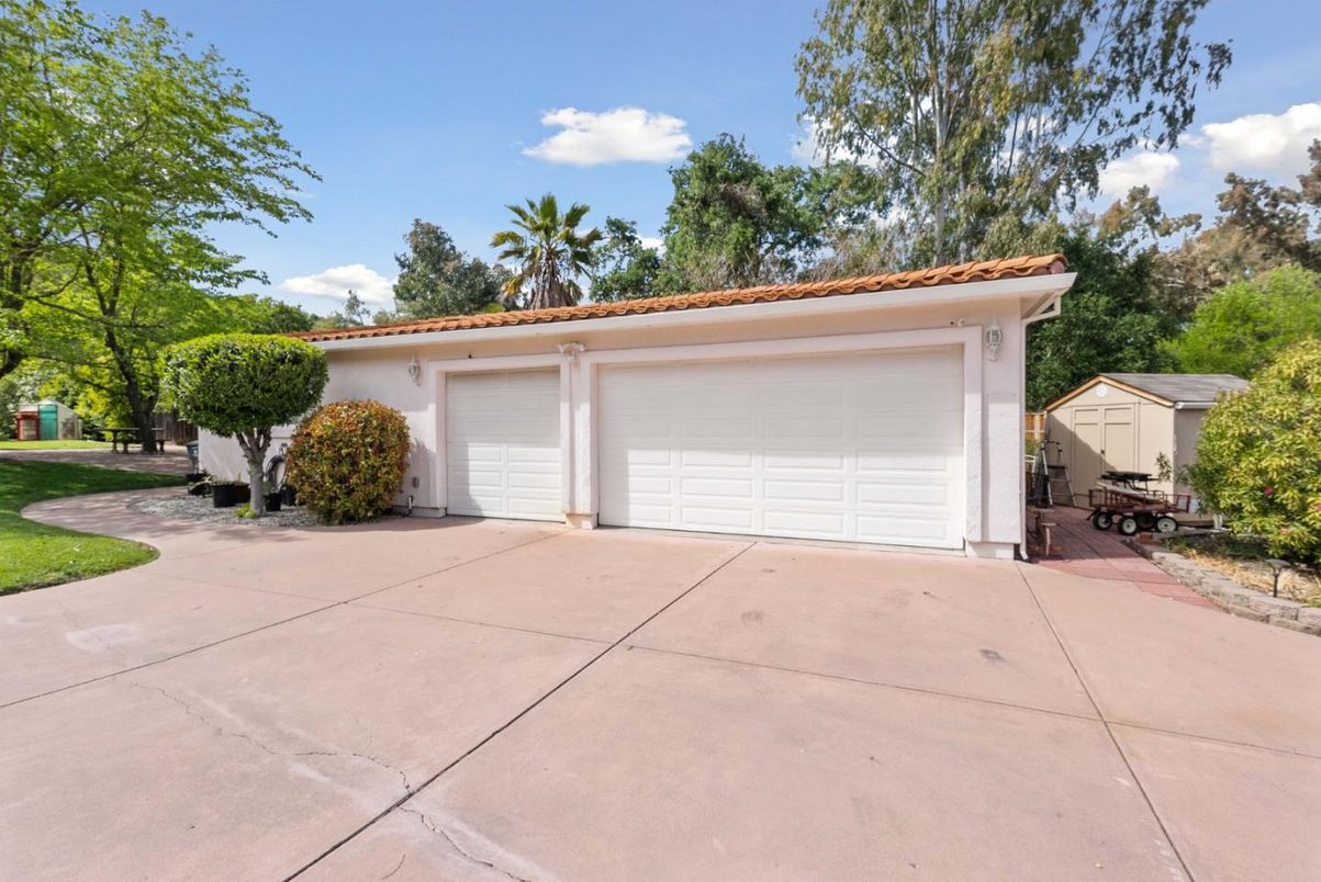 Detached Garage, Exterior