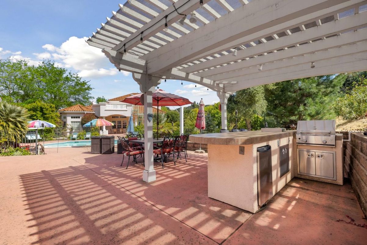 Exterior, Hot Tub, Outdoor Kitchen, Pool