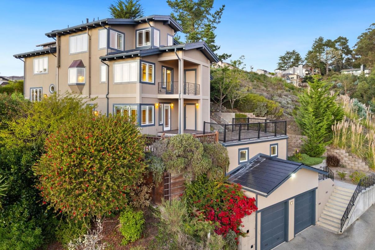 Attached, Exterior, Facade, Mediterranean