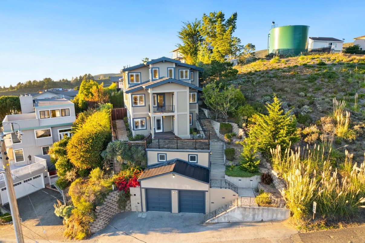 Attached, Exterior, Facade, Mediterranean