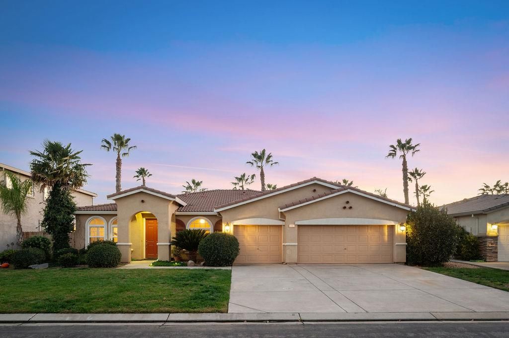 Attached, Exterior, Facade, Mediterranean