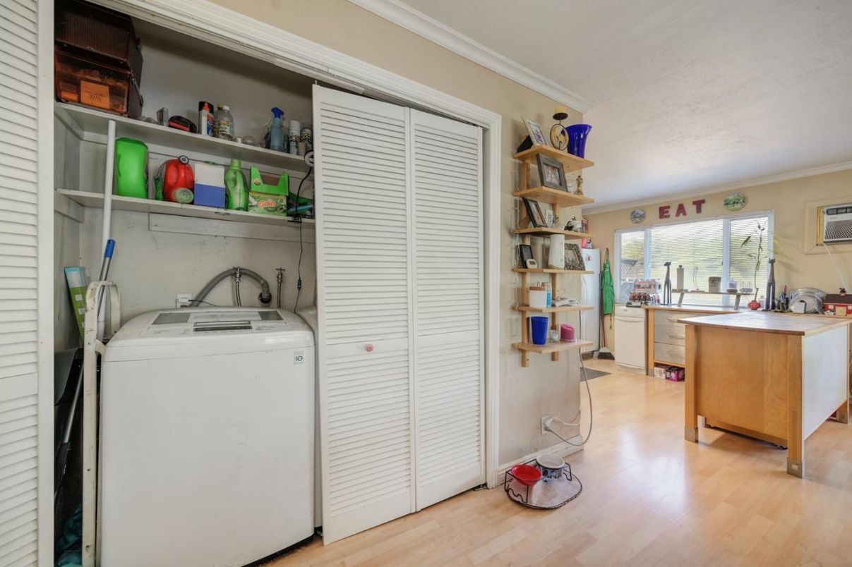 Interior, Utility Closets, Washer, Wood Texture Flooring