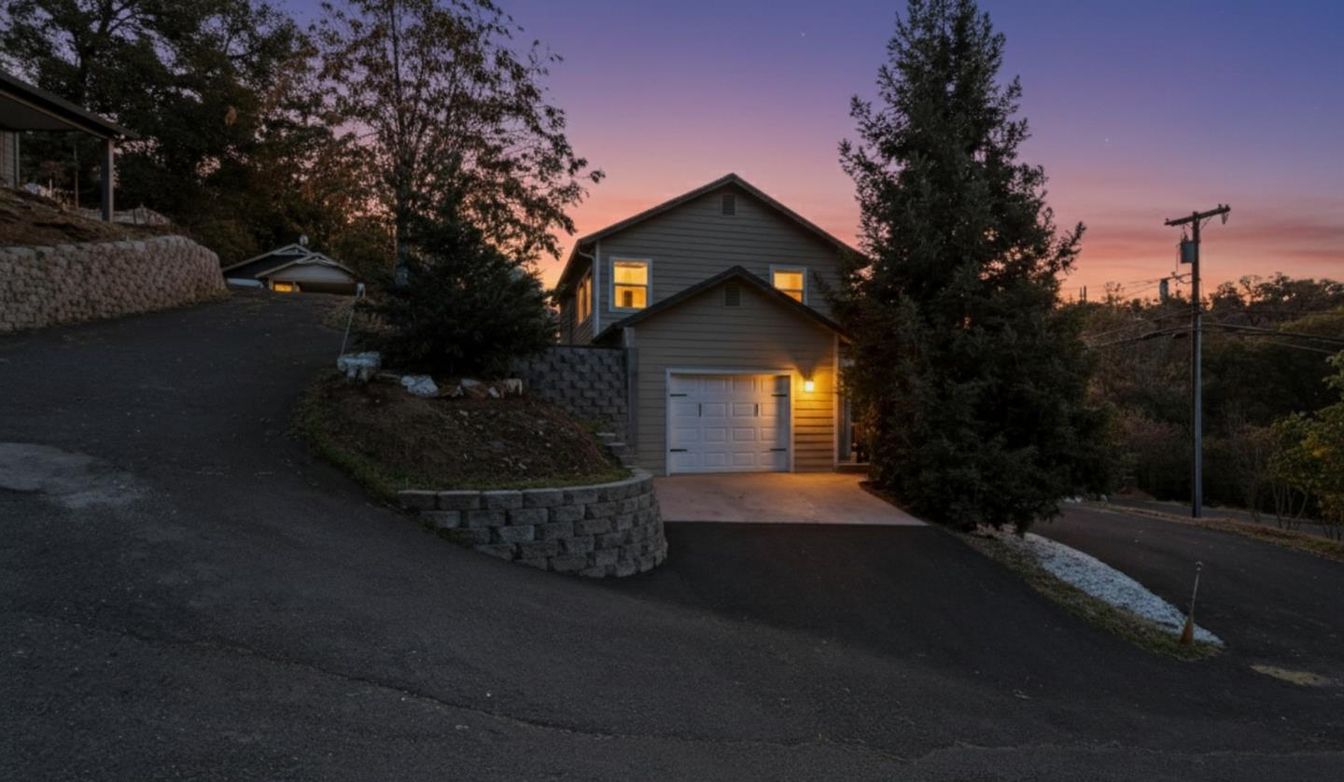 Attached, Exterior, Facade, American Craftsman