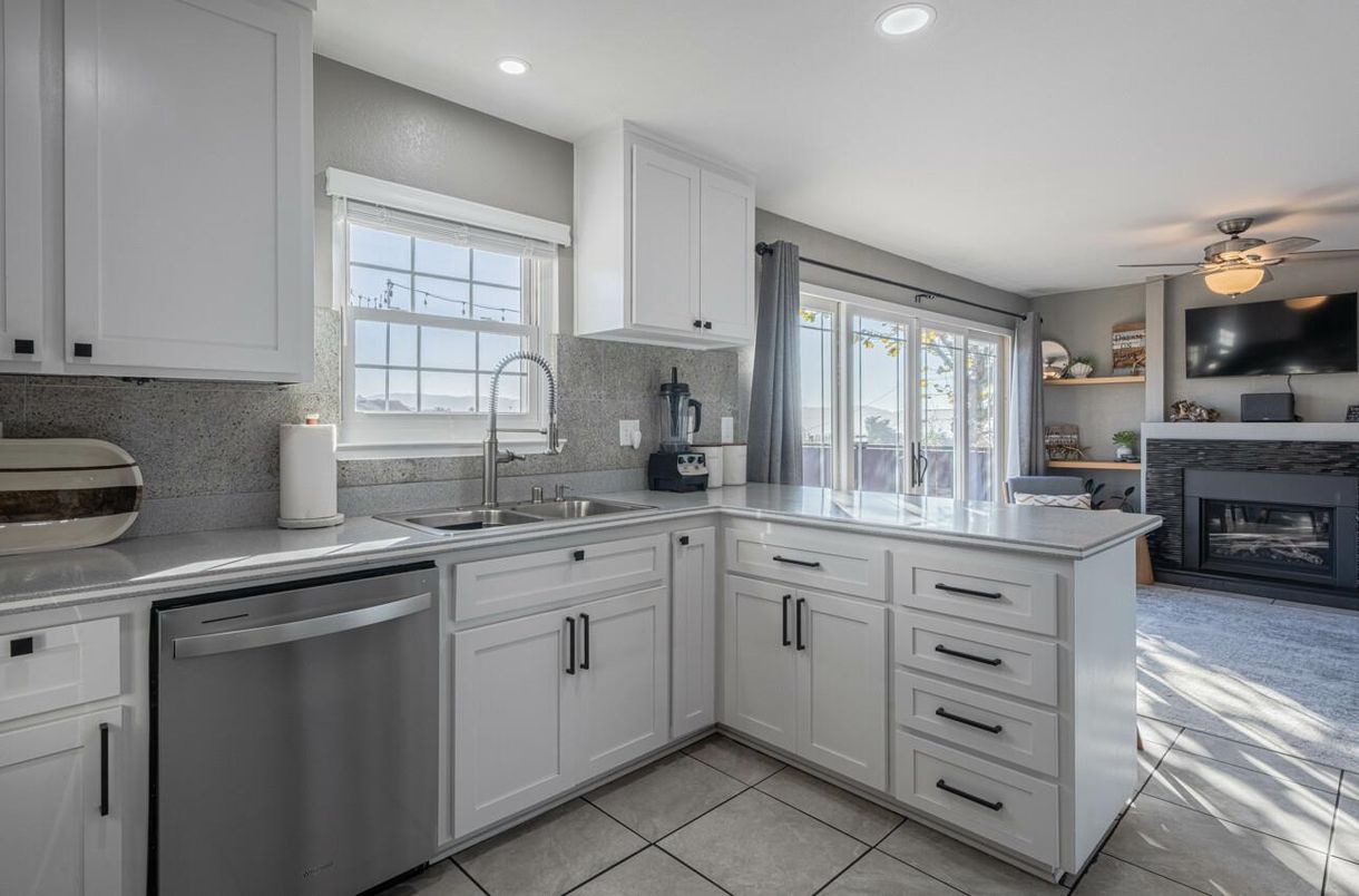 Fireplace, Interior, Kitchen, Recessed Lighting