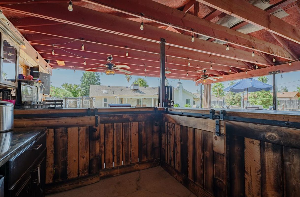 Exterior, Wooden Beams