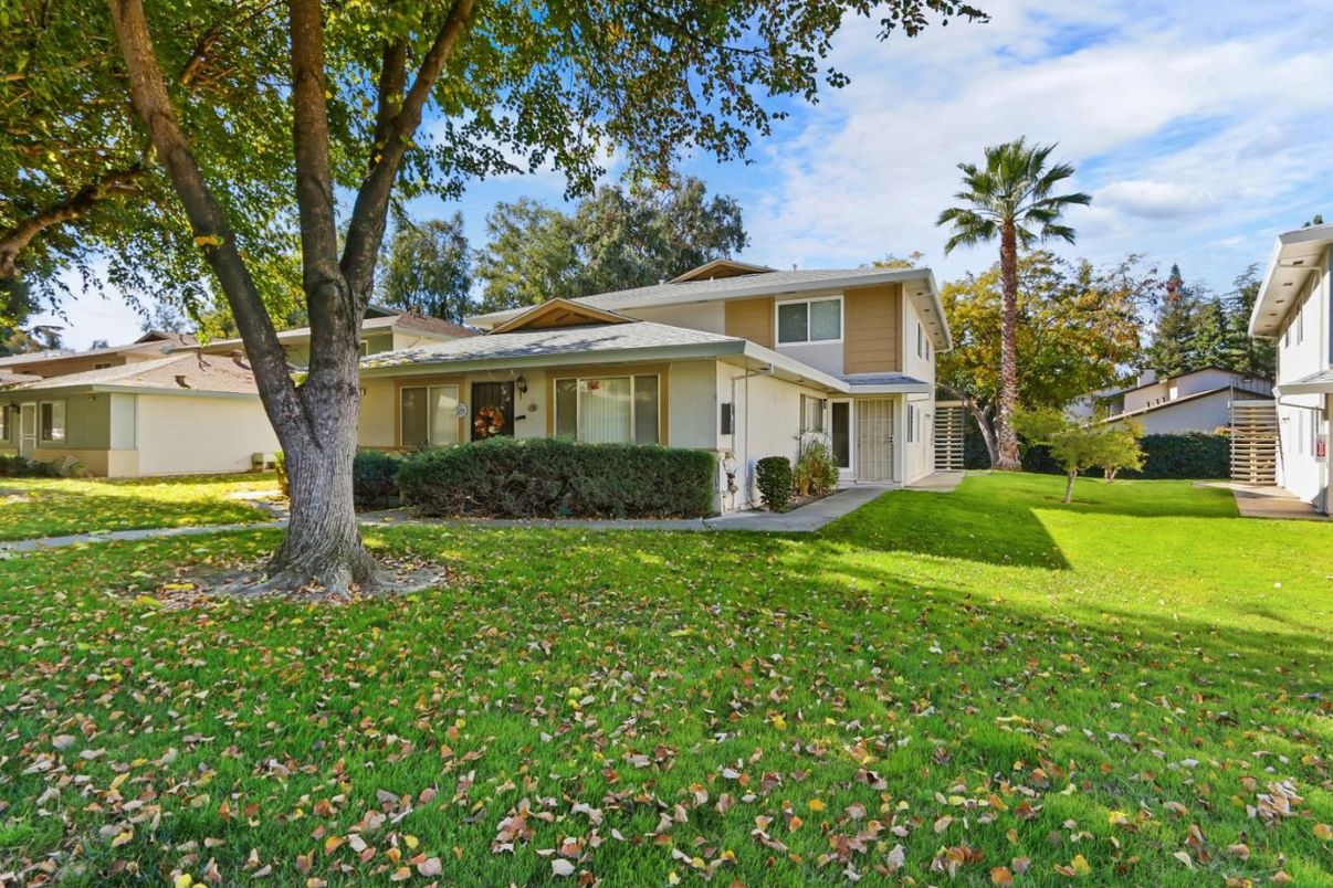 Backyard, Exterior, Facade, Split Level