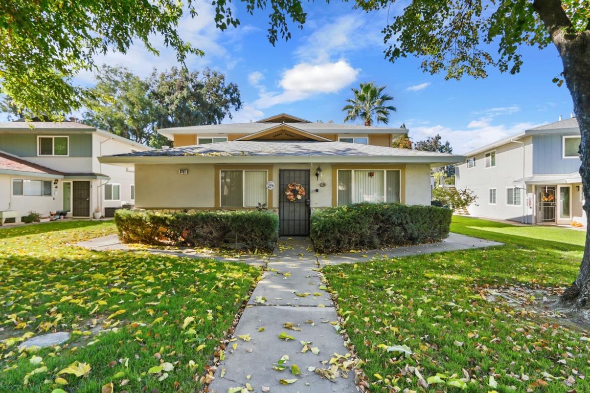 Exterior, Facade, Split Level