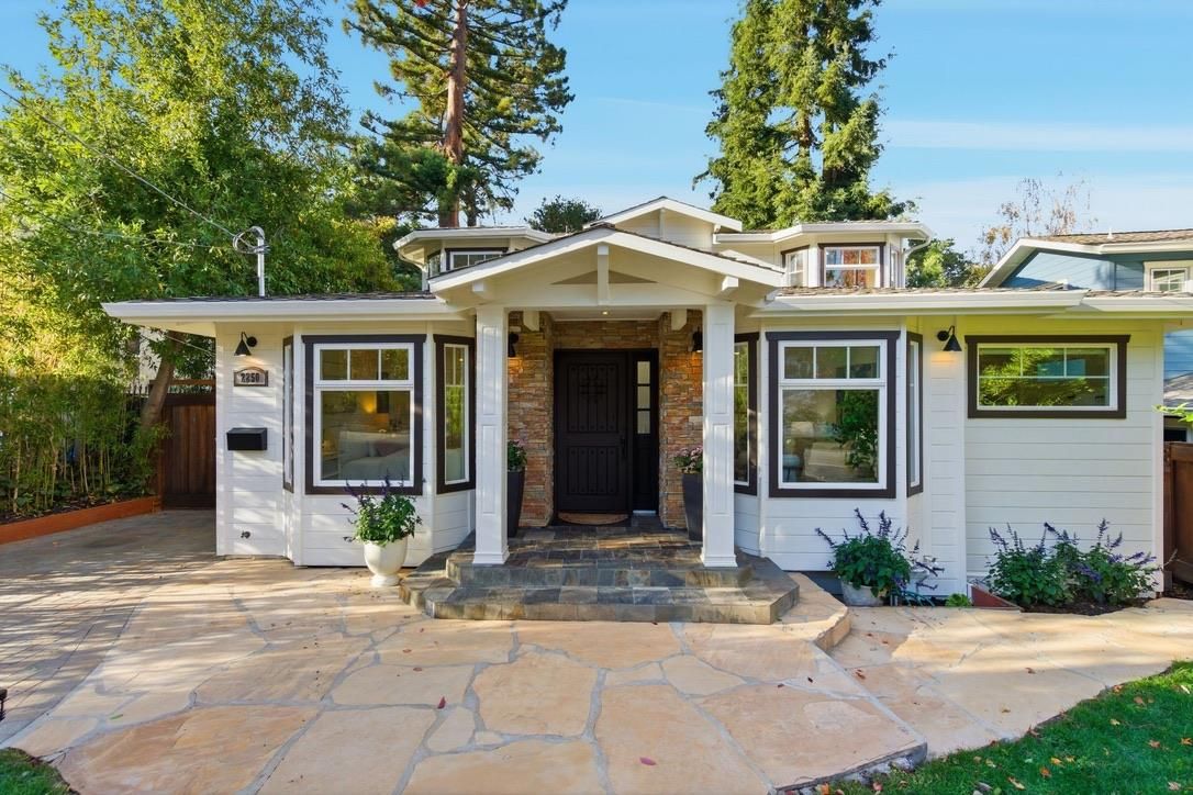 Exterior, Facade, Ranch