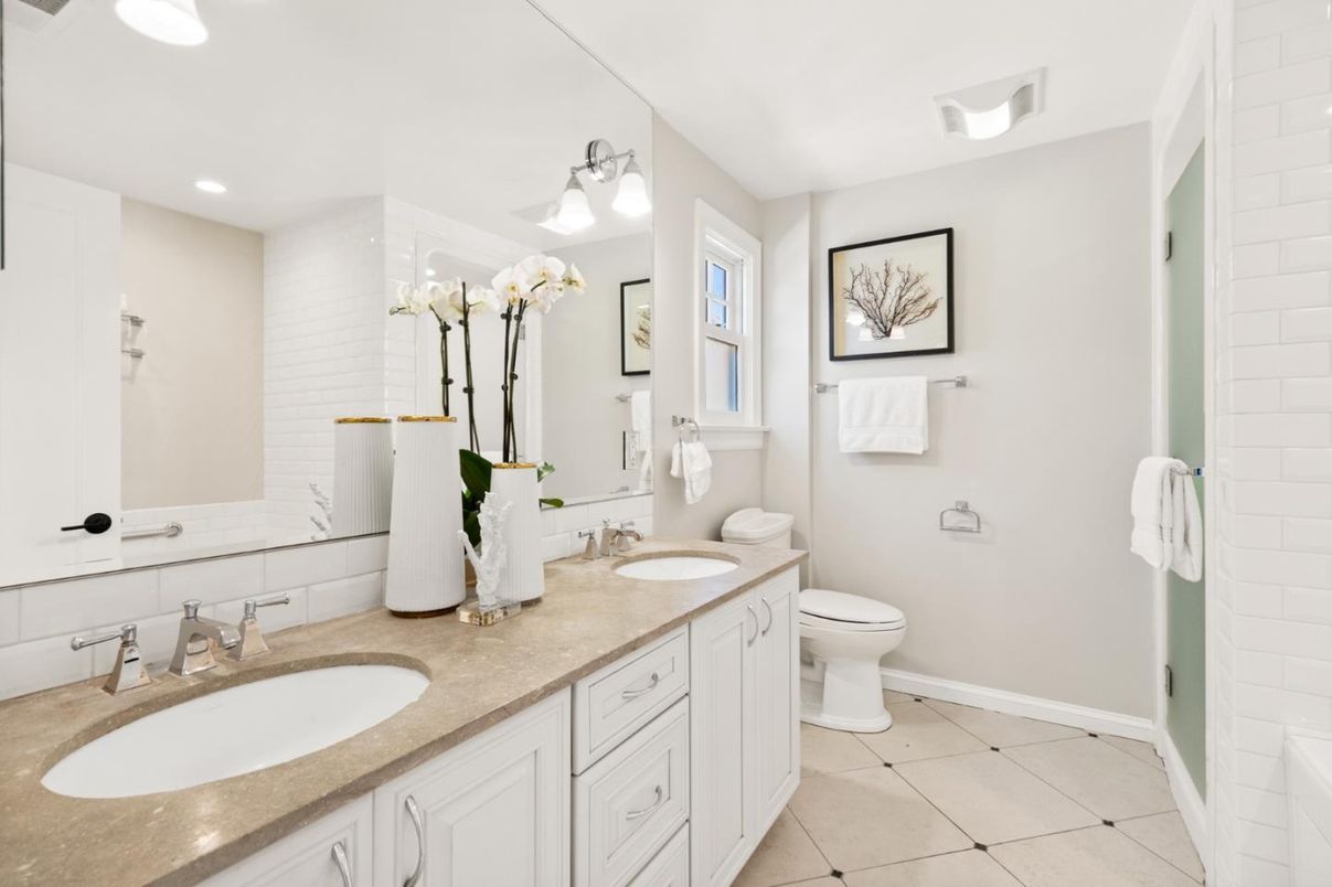 Bathroom, Dual Sink Vanities, Interior, Recessed Lighting