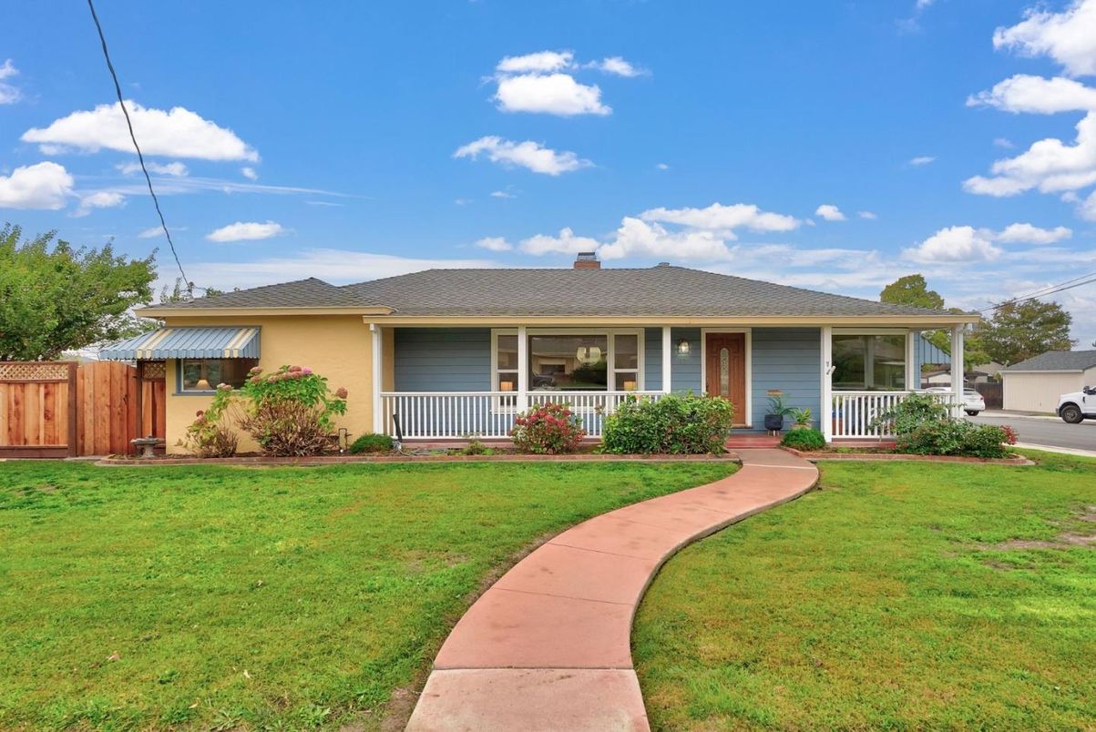 Backyard, Exterior, Facade, Ranch