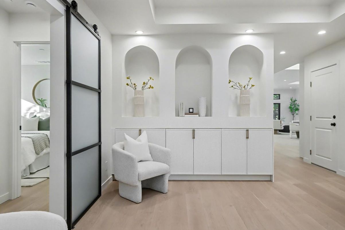 Interior, Recessed Lighting, Wood Texture Flooring