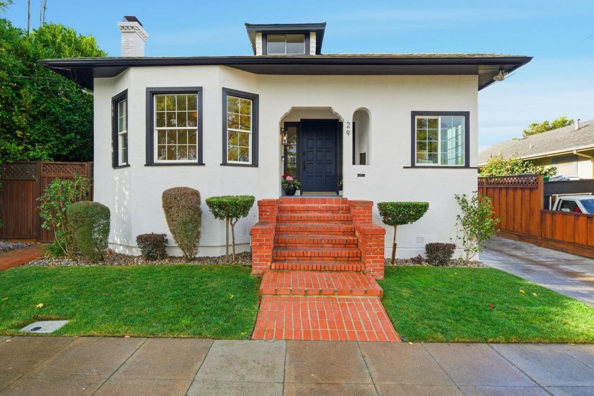Exterior, Facade, American Foursquare