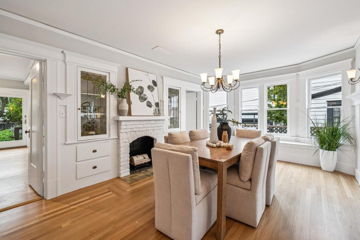 Chandelier, Dining room, Fireplace, Interior, Wood Texture Flooring