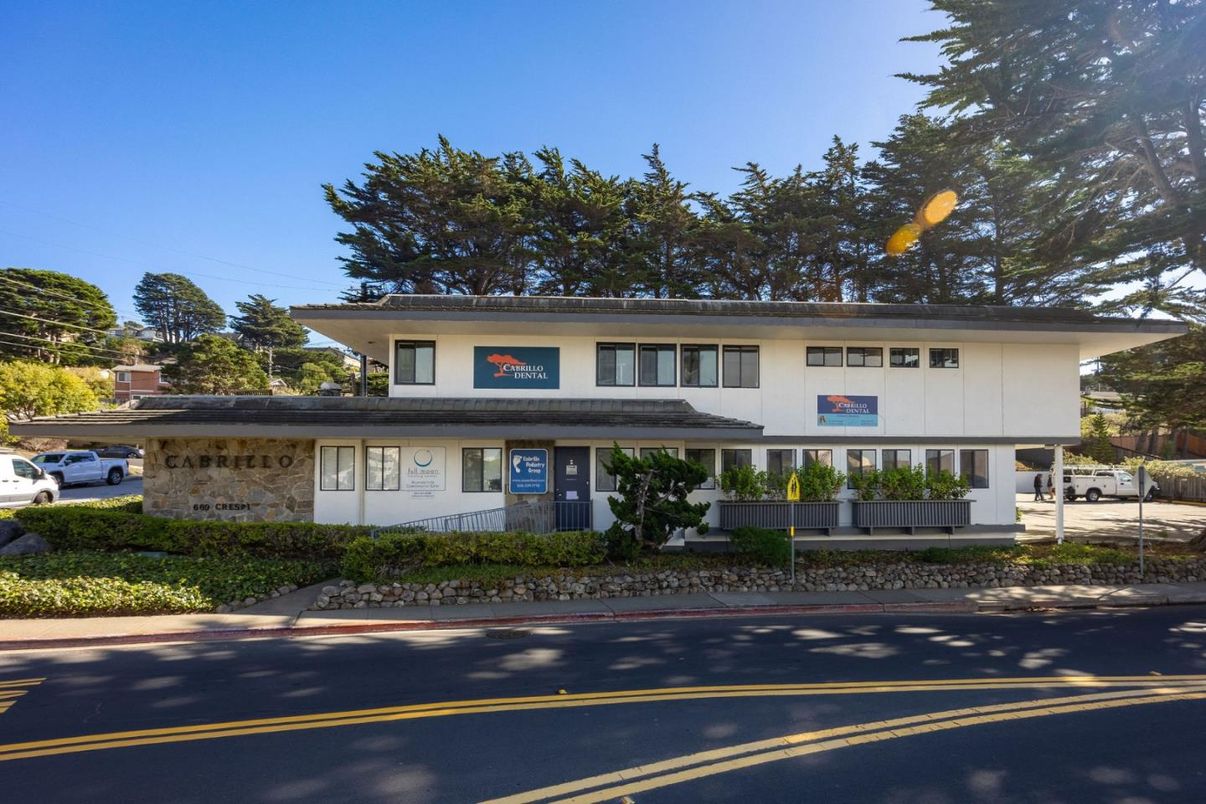 Exterior, Facade, Raised Ranch