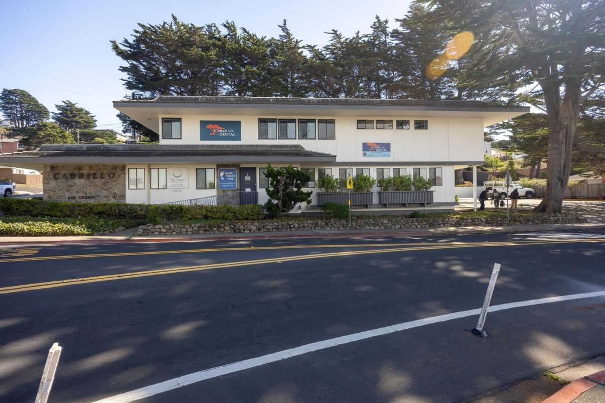 Exterior, Facade, Raised Ranch