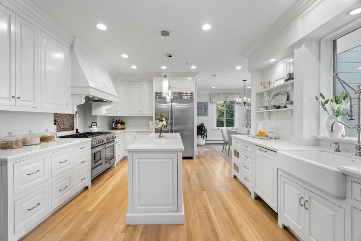 Chandelier, Dining room, Interior, Kitchen, Pendant Lights, Recessed Lighting, Stainless Steel Appliances, Wood Texture Flooring