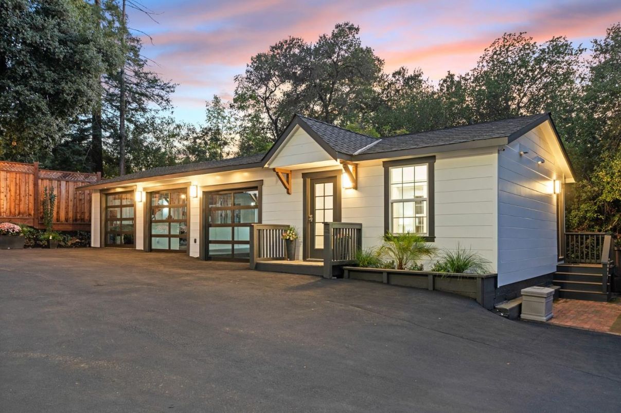 Exterior, Facade, Farmhouse