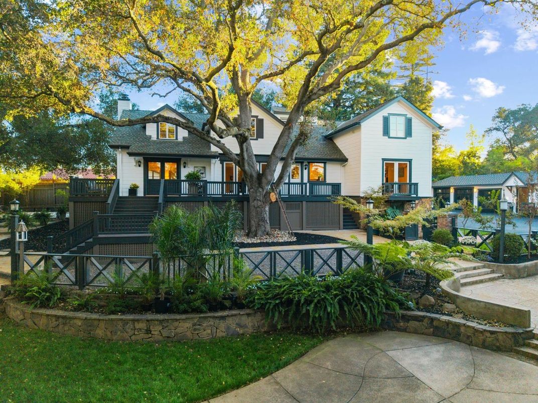 Exterior, Facade, Queen Anne Victorian