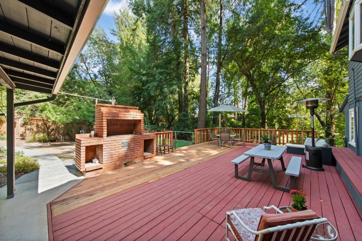 Exterior, Fireplace, Outdoor Kitchen