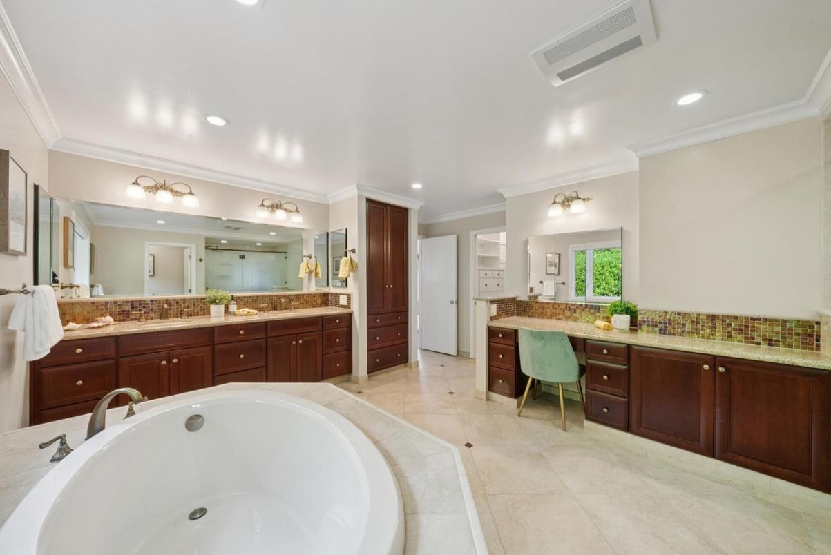 Bathroom, Dual Sink Vanities, Interior, Recessed Lighting