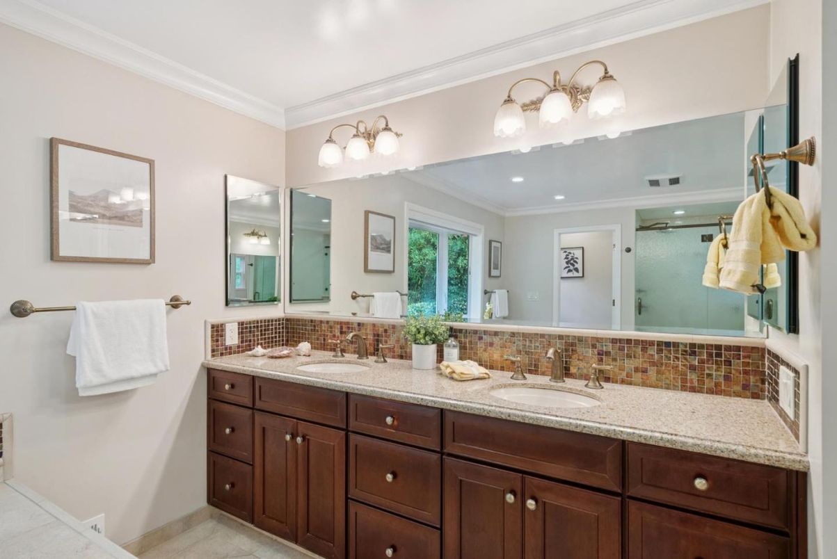 Bathroom, Dual Sink Vanities, Interior
