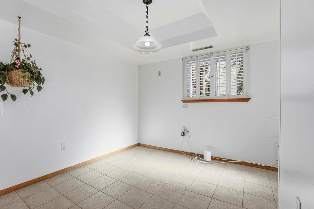 Empty room, Interior, Pendant Lights