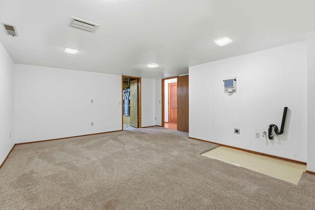 Empty room, Interior, Recessed Lighting