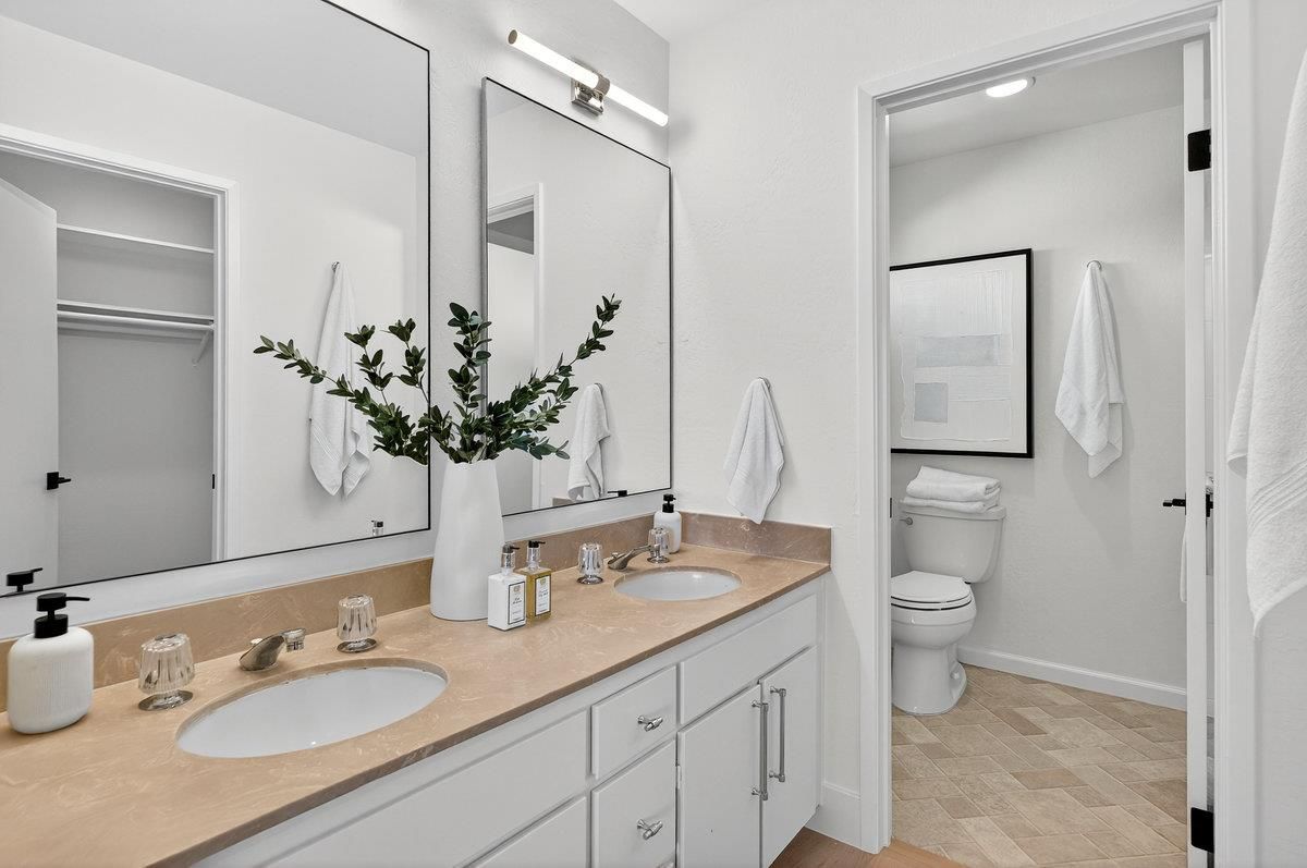 Bathroom, Dual Sink Vanities, Interior, Recessed Lighting